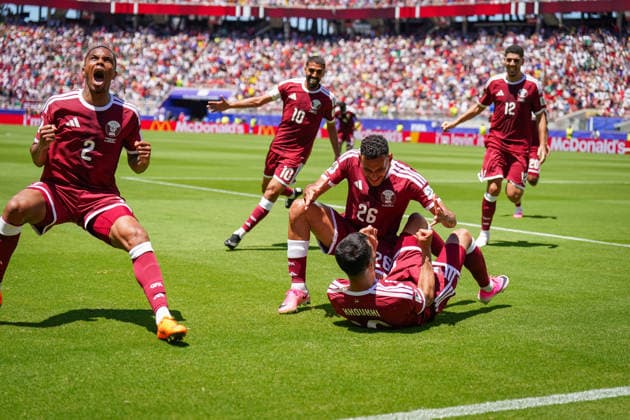 USA: Fussball FIFA World Cup, WM, Weltmeisterschaft, Fussball 2026 Gruppe B Schweiz vs Qatar Levi™s Stadium (Santa Clara, Kalifornien): Tor und Torjubel zum 1:1 Ausgleich kurz vor Spielende durch Boualem Khoukhi (Qatar, 16) Freude, Emotionen, Jubel Pedro Miguel (Qatar, 2) Hassan Alhaydos (Qatar, 10) Karim Boudiaf (Qatar, 12) Mohamed Manai (Qatar, 26) Mimik, Gesichtsausdruck, EmotionGeste, Gestik