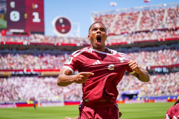USA: Fussball FIFA World Cup, WM, Weltmeisterschaft, Fussball 2026 Gruppe B Schweiz vs Qatar Levi™s Stadium (Santa Clara, Kalifornien): Tor und Torjubel zum 1:1 Ausgleich kurz vor Spielende durch Boualem Khoukhi (Qatar, 16) Freude, Emotionen, Jubel bei Pedro Miguel (Qatar, 2) Mimik, Gesichtsausdruck, Geste, Gestik, Emotion