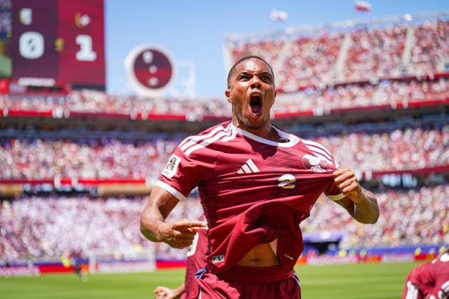 USA: Fussball FIFA World Cup, WM, Weltmeisterschaft, Fussball 2026 Gruppe B Schweiz vs Qatar Levi™s Stadium (Santa Clara, Kalifornien): Tor und Torjubel zum 1:1 Ausgleich kurz vor Spielende durch Boualem Khoukhi (Qatar, 16) Freude, Emotionen, Jubel bei Pedro Miguel (Qatar, 2) Mimik, Gesichtsausdruck, Geste, Gestik, Emotion *** USA Soccer FIFA World Cup 2026 Group B Switzerland vs Qatar Levi™s Stadium Santa Clara, California Goal and goal celebration for the 1 1 equalizer shortly before the end of the match by Boualem Khoukhi Qatar, 16 Joy, emotions, jubilation by Pedro Miguel Qatar, 2 Facial expression, gesture, gestures, emotion Copyright: xJOERANxSTEINSIEKx