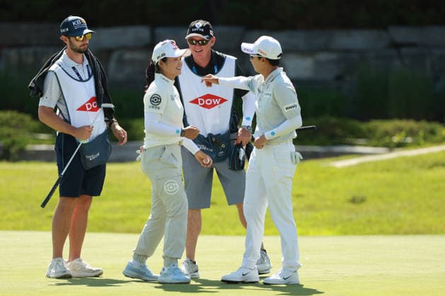 Dow Championship MIDLAND, MICHIGAN - JUNE 13: Hye-Jin Choi (L) and Hyo Joo Kim (R) of the Republic of Korea celebrate after completing the third round of the Dow Championship at Midland Country Club in Midland, Michigan, USA on Saturday, June 13, 2026. Midland Michigan United States  Copyright: xJorgexLemusx originalFilename:lemus-dowchamp260613_npSfh.jpg