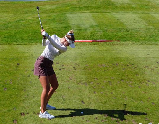 MIDLAND, MI - JUNE 13: LPGA, Golf Damen golfer Nelly Korda plays her tee shot on the 18th hole on June 13, 2026, during the third round of the LPGA Dow Championship at Midland Country Club in Midland, Michigan. (Photo by Brian Spurlock Icon Sportswire) GOLF: JUN 13 LPGA Dow Championship EDITORIAL USE ONLY Icon2606136