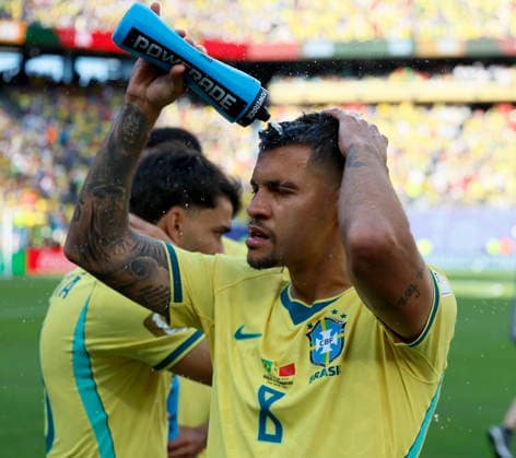 Brazil v Morocco: Group C - FIFA World Cup, WM, Weltmeisterschaft, Fussball 2026 Bruno Guimaraes of Brazil sprays his head with water before the FIFA World Cup 2026 Group C match between Brazil and Morocco at New York New Jersey Stadium on June 13, 2026 in East Rutherford, United States. WARNING! This Photograph May Only Be Used For Newspaper And Or Magazine Editorial Purposes. May Not Be Used For Publications Involving 1 player, 1 Club Or 1 Competition Without Written Authorisation From Football DataCo Ltd. For Any Queries, Please Contact Football DataCo Ltd on +44 (0) 207 864 9121 East Rutherford New York New Jersey Stadium NJ United States Copyright: xAllstarxPicturexLibraryxLtdx