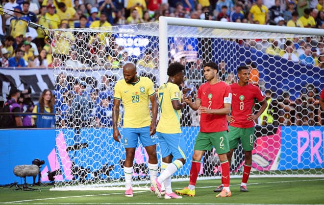 Fußball, Herren, FIFA World Cup, WM, Weltmeisterschaft, Fussball 2026 in Mexiko, Kanada und USA, Spiel in New York New Jersey (Gruppe C, 1. Spieltag), Brasilien - Marokko, v. l. Vinicus Junior (Brasilien), Achraf Hakimi (Marokko), 13.06. 2026,