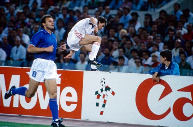 WM 1990 - Gruppenphase - Italien vs Tschechoslowakei WM 1990 in Italien, Stadio Olimpico in Rom, Gruppenphase: Italien vs Tschechoslowakei, 2:0. Ein Spieler von Tschechoslowakei springt über die Werbebande, daneben Pietro Vierchowod (Italien) mit der Nummer 8. Rom Italien *** World Cup 1990 Group stage Italy vs Czechoslovakia World Cup 1990 in Italy, Stadio Olimpico in Rome, Group stage Italy vs Czechoslovakia, 2 0 a Players from Czechoslovakia jumps above The Advertising band, next to it Pietro Vierchowod Italy with the Number 8 Rome Italy Copyright: xUnitedxArchivesx xSvenxSimonxSportx SVS_95020002025