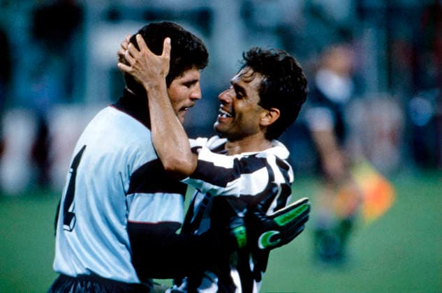 WM 1990 - Gruppenphase - Schweden vs Costa Rica WM 1990 in Italien, Stadio Luigi Ferraris in Genua, Gruppenphase: Schweden vs Costa Rica, 1:2, Torhüter Luis Gabelo Conejo (Costa Rica) mit der Nummer 1 umarmt Torschütze Roger Flores (Nummer 3) von Costa Rica. Genua Italien *** World Cup 1990 Group stage Sweden vs Costa Rica World Cup 1990 in Italy, Stadio Luigi Ferraris in Genoa, Group stage Sweden vs Costa Rica, 1 2, Goalkeeper Luis Gabelo Conejo Costa Rica with the Number 1 embraces Scorer Roger Flores Number 3 from Costa Rica Genoa Italy Copyright: xUnitedxArchivesx xSvenxSimonxSportx SVS_95020002087