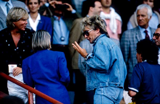 WM 1990 - Vorrunde - Schweden vs Schottland WM 1990 in Italien, Stadio Luigi Ferraris in Genua, Vorrunde: Schweden vs Schottland, 1:2. Der schottische Sänger Rod Stewart als Zuschauer auf der Tribüne. Genua Italien *** World Cup 1990 Fight Sweden vs Scotland World Cup 1990 in Italy, Stadio Luigi Ferraris in Genoa, Fight Sweden vs Scotland, 1 2 the Scottish Singer Rod Stewart as Spectators on the Grandstand Genoa Italy Copyright: xUnitedxArchivesx xSvenxSimonxSportx SVS_95020002129