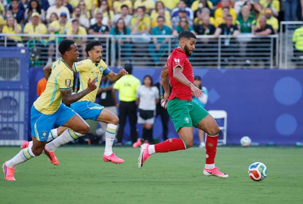 Morocco s Ismael Saibari is pursued by Brazil s Gabriel.and Marquinhos in the first half of a FIFA World Cup, WM, Weltmeisterschaft, Fussball match at MetLife Stadium in East Rutherford, New Jersey, on Saturday, June 13, 2026.  NYP20260613921 JOHNxANGELILLO
