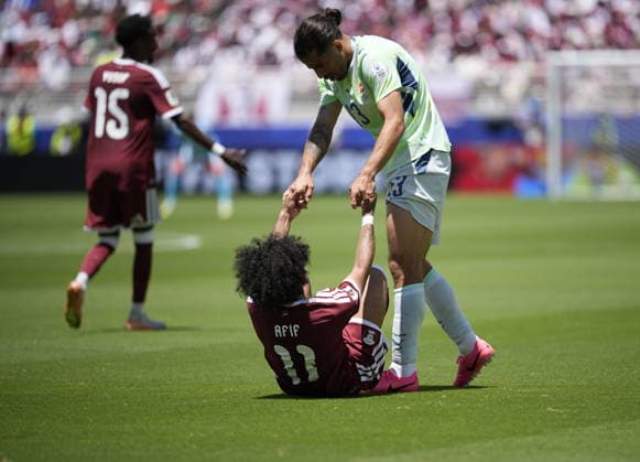 Qatar v Switzerland - FIFA World Cup, WM, Weltmeisterschaft, Fussball 2026 - Group B SANTA CLARA, UNITED STATES - JUNE 13: Ricardo Rodriguez (13) of Switzerland helps to stand Akram Afif (11) of Qatar during the 2026 FIFA World Cup First Stage Group B match between Qatar and Switzerland at Levi’s Stadium (San Francisco Bay Area Stadium) in Santa Clara, California, United States on June 13, 2026. Tayfun Coskun Anadolu California United States. Editorial use only. Please get in touch for any other usage.  Copyright: x2026xAnadoluxTayfunxCoskunx