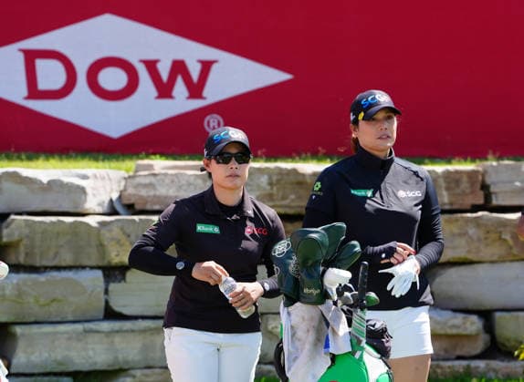 MIDLAND, MI - JUNE 13: From left to right LPGA, Golf Damen golfers Moriya Jutanugarn and Ariya Jutanugarn wait on the 18th tee on June 13, 2026, during the third round of the LPGA Dow Championship at Midland Country Club in Midland, Michigan. (Photo by Brian Spurlock Icon Sportswire) GOLF: JUN 13 LPGA Dow Championship EDITORIAL USE ONLY Icon26061321