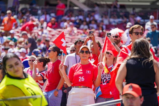 USA: Fussball FIFA World Cup, WM, Weltmeisterschaft, Fussball 2026 Gruppe B Schweiz vs Qatar Levi™s Stadium (Santa Clara, Kalifornien): Schweizer Fans, Fanporträt, Zuschauer, Frauen, Schweizer Fahnen, rot-weiße Kleidung, Fankultur, Supporter, Matchday, Emotionen, Nationalmannschaft, Menschenmenge, Sommer, Sonnenbrille, Smartphone, Fanartikel, Tribüne, Stadionatmosphäre, Großveranstaltung, Soccer, Football, World Cup, internationale Fans, Symbolfoto. *** USA Soccer FIFA World Cup 2026 Group B Switzerland vs Qatar Levi™s Stadium Santa Clara, California Swiss fans, fan portrait, spectators, women, Swiss flags, red and white clothing, fan culture, supporters, matchday, emotions, national team, crowd, summer, sunglasses, smartphone, merchandise, grandstand, stadium atmosphere, major event, soccer, football, World Cup, international fans, symbolic photo Copyright: xJOERANxSTEINSIEKx