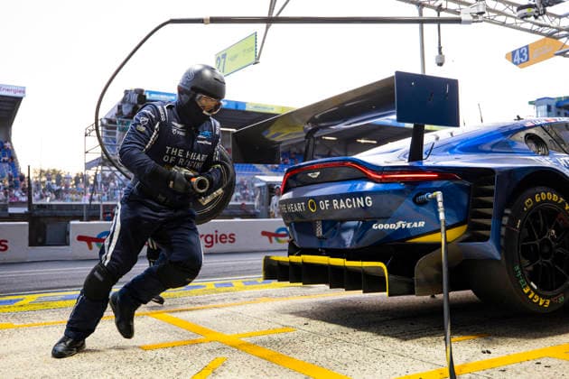 24 HEURES DU MANS 2026 - RACE - SATURDAY 27 JAMES Ian (usa), ROBICHON Zacharie (can), DRUDI Mattia (ita), Heart of Racing Team, Aston Martin Vantage AMR LMGT3 27, LM GT3, action, pit stop during the 24 Hours of Le Mans 2026, 3rd round of the 2026 FIA World Endurance Championship, on June 13, 2026 on the Circuit des 24 Heures du Mans in Le Mans, France - Le MansFrance  Copyright: xJULIENxDELFOSSEx