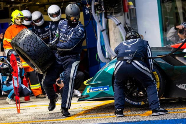 24 HEURES DU MANS 2026 - RACE - SATURDAY 009 RIBERAS Alex (esp), SORENSEN Marco (dnk), DE ANGELIS Roman (can), Aston Martin THOR Team, Aston Martin Valkyrie 009, Hypercar, action, pit stop during the 24 Hours of Le Mans 2026, 3rd round of the 2026 FIA World Endurance Championship, on June 13, 2026 on the Circuit des 24 Heures du Mans in Le Mans, France - Le MansFrance  Copyright: xJULIENxDELFOSSEx