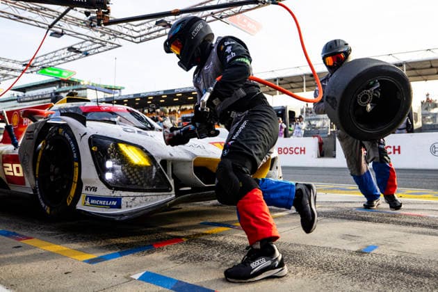 24 HEURES DU MANS 2026 - RACE - SATURDAY 20 FRIJNS Robin (nld), RAST RenÃ (ger), VAN DER LINDE Sheldon (zaf), BMW M Team WRT, BMW M Hybrid V8 20, Hypercar, action, pit stop during the 24 Hours of Le Mans 2026, 3rd round of the 2026 FIA World Endurance Championship, on June 13, 2026 on the Circuit des 24 Heures du Mans in Le Mans, France - Le MansFrance  Copyright: xJULIENxDELFOSSEx