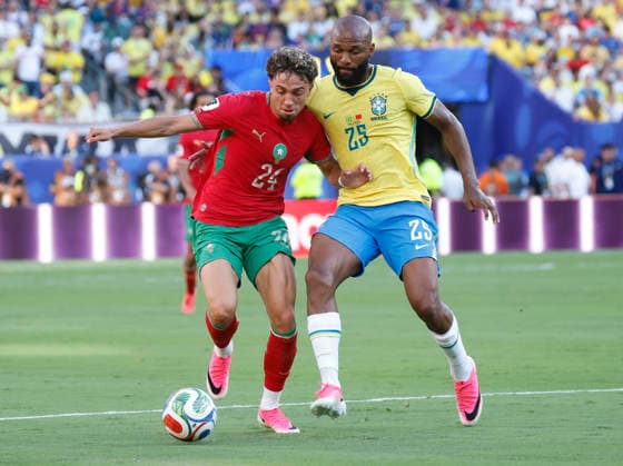 Morocco s Neil El Aynaoui fights for the ball with Brazil s Igor Thiago (25) in the first half of a FIFA World Cup, WM, Weltmeisterschaft, Fussball match at MetLife Stadium in East Rutherford, New Jersey, on Saturday, June 13, 2026.  NYP20260613925 JOHNxANGELILLO