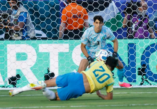Morocco s goalkeeper Yassine Bounou keeps his eye on the ball as Brazil s Lucas Paqueta threatens in the first half of a FIFA World Cup, WM, Weltmeisterschaft, Fussball match at MetLife Stadium in East Rutherford, New Jersey, on Saturday, June 13, 2026.  NYP20260613929 JOHNxANGELILLO