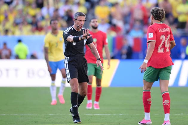 Fußball, WM 2026, 20260613, Brasilien - Marokko. Im Bild v.l. Schiedsrichter Slavko VINCIC (Slowenien), Neil EL AYNAOUI (Marokko, 24). East Rutherford New-York-New-Jersey-Stadion New Jersey Vereinigte Staaten von Amerika