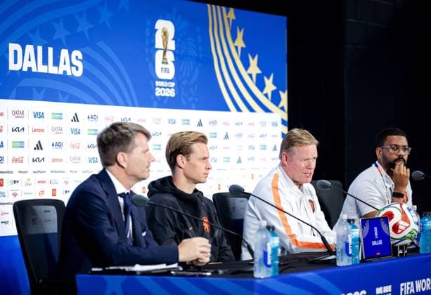 ARLINGTON - Frenkie de Jong of the Netherlands and national coach Ronald Koeman during a press conference, PK, Pressekonferenz of the Dutch national team, Nationalteam on June 13, 2026, at Dallas Stadium, Arlington, Texas. For the Dutch team, the World Cup begins with a match against Japan. KOEN VAN WEEL ANP xVIxANPxSportx xxANPxIVx 560943975 originalFilename: 560943975.jpg