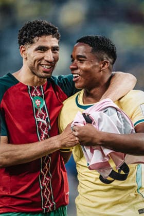 Fußball Herren FIFA Fußball-Weltmeisterschaft 2026 Gruppe C Brasilien vs. Marokko 13.06.2026 v.l. Achraf Hakimi ( 2, Marokko) und Endrick ( 19, Brasilien) nach dem Abpfiff Arm in Arm East Rutherford New York New Jersey Stadion New Jersey United States of America