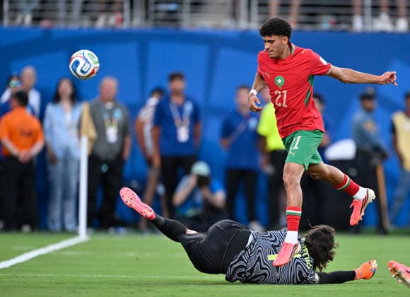 Achraf Hakimi of Morocco (R) and Alisson Becker of Brazil (L) fight for possession during a FIFA Men’s World Cup 2026 Group Stage football match between Brazil and Morocco at New York New Jersey Stadium, in East Rutherford on June 13th 2026 (Photo by Andre Ricardo SPP)  Copyright: xAndrexRicardo SPPx Sportspressphoto_SPR165949