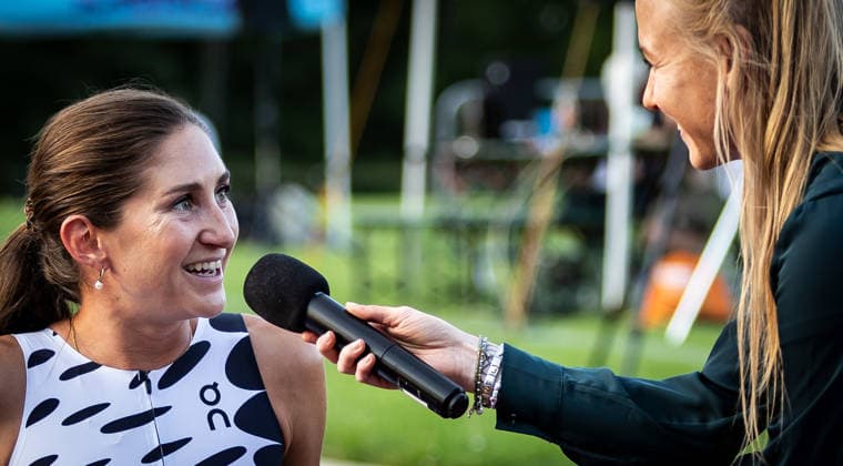 Merck Laufgala; Pfungstadt, 13.06.2026 Im Interview: 1500m-Siegerin Gesa Felicitas Krause (GER Silvesterlauf Trier) mit Moderatorin Chantal Buschung; Merck Laufgala am 13.06.2026 im TSV-Stadion in Pfungstadt (Hessen).