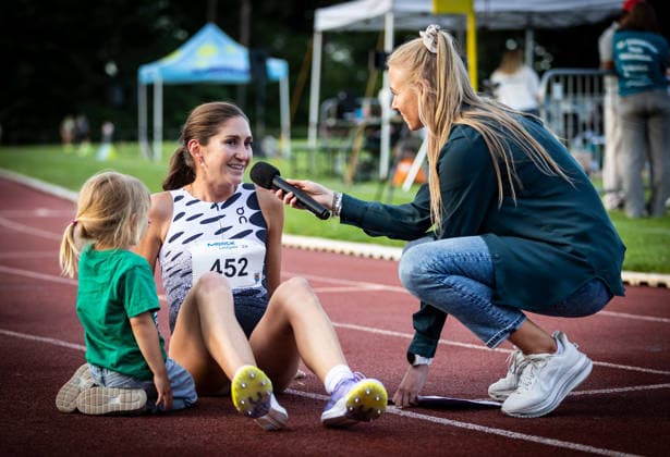 Merck Laufgala; Pfungstadt, 13.06.2026 Im Interview: 1500m-Siegerin Gesa Felicitas Krause (GER Silvesterlauf Trier) mit Moderatorin Chantal Buschung. Links neben Krause kniet ihre Tochter Lola; Merck Laufgala am 13.06.2026 im TSV-Stadion in Pfungstadt (Hessen).