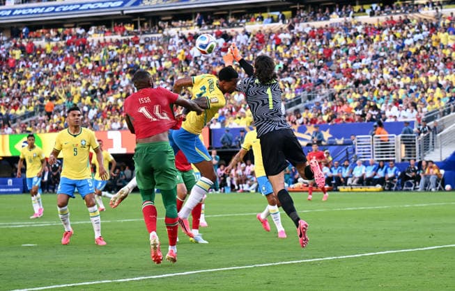 Fussball, Länderspiel, Herren, FIFA World Cup, WM, Weltmeisterschaft, Fussball 2026, Fussball-Weltmeisterschaft, USA, Gruppe C, MetLife Stadium New Jersey: Brasilien - Marokko; Mbark Boussoufa (MOR), Gabriel (BRA), Alisson (BRA). Aktion