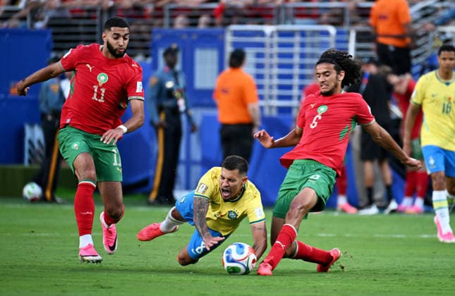 Fussball, Länderspiel, Herren, FIFA World Cup, WM, Weltmeisterschaft, Fussball 2026, Fussball-Weltmeisterschaft, USA, Gruppe C, MetLife Stadium New Jersey: Brasilien - Marokko 1:1; Faycal Fajr (MOR), Bruno Guimar‹es (BRA), Romain Sa ss (MOR). Aktion