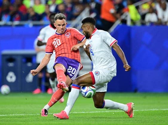 Haiti v Scotland - FIFA World Cup, WM, Weltmeisterschaft, Fussball 2026 - Group C FOXBOROUGH, UNITED STATES - JUNE 13: Lawrence Shankland (20) of Scotland in action against Hannes Delcroix (5) of Haiti during the 2026 FIFA World Cup First Stage Group C match between Haiti and Scotland at Gillette Stadium (Boston Stadium) in Foxborough, Massachusetts, United States on June 13, 2026. Abdulhamid Hosbas Anadolu Massachusetts United States. Editorial use only. Please get in touch for any other usage.  Copyright: x2026xAnadoluxAbdulhamidxHosbasx