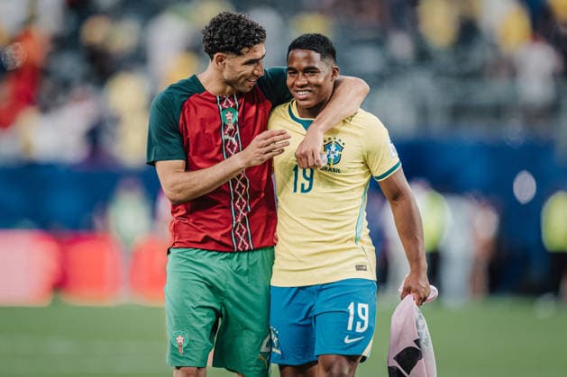 Fußball Herren FIFA Fußball-Weltmeisterschaft 2026 Gruppe C Brasilien vs. Marokko 13.06.2026 v.l. Achraf Hakimi ( 2, Marokko) und Endrick ( 19, Brasilien) nach dem Abpfiff Arm in Arm East Rutherford New York New Jersey Stadion New Jersey United States of America