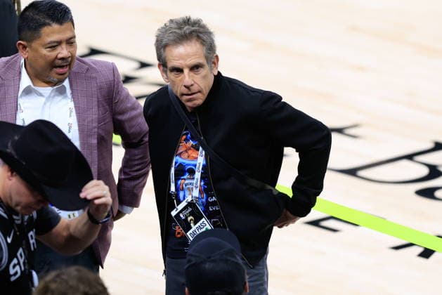 NBA, Basketball Herren, USA Finals Game 5 - New York Knicks at San Antonio Spurs US actor Ben Stiller talks with fans prior to Game 5 of the NBA Finals between the San Antonio Spurs and the New York Knicks in San Antonio, Texas, USA, 13 June 2026. San Antonio United States  Copyright: xADAMxDAVISx