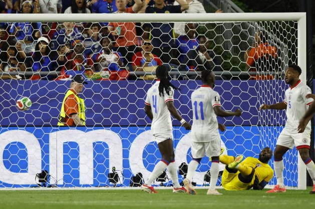 FIFA World Cup, WM, Weltmeisterschaft, Fussball 2026 - Group C - Haiti vs Scotland Goalkeeper Johny Placide of Haiti (R) concedes the 0-1 goal during the FIFA World Cup 2026 group stage match Haiti against Scotland, in Foxborough, Massachusetts, USA, 13 June 2026. BOSTON United States  Copyright: xGREGxM.xCOOPERx