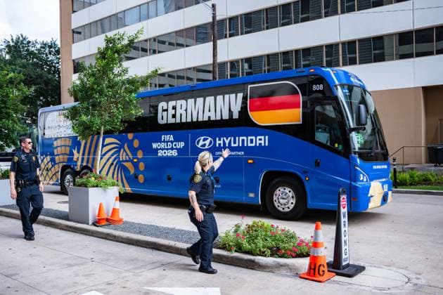 Ankunft des Teambus Mannschaftsbus der deutschen Nationalmannschaft vor dem Teamhotel