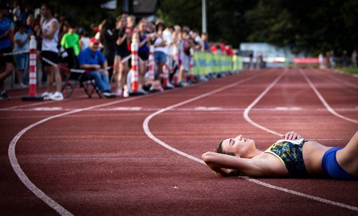 Merck Laufgala; Pfungstadt, 13.06.2026 Erschöpft: Lara Tortell (GER Athletics Team Karben) liegt nach ihrem 800m-Rennen hinter der Ziellinie auf der Tartanbahn; Merck Laufgala am 13.06.2026 im TSV-Stadion in Pfungstadt (Hessen).