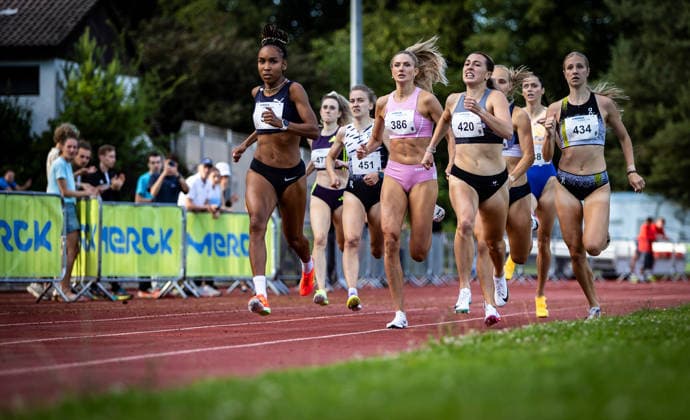 Merck Laufgala; Pfungstadt, 13.06.2026 Im Schlussspurt: Das Feld des 800m-B-Laufs der Frauen mit (von links) Natalie Füllgraf (GER Cologne Athletics), Alica Schmidt (GER SCC Berlin), Natalia Issler (SUI Schweiz) und Fiona Von Flüe (SUI Schweiz); Merck Laufgala am 13.06.2026 im TSV-Stadion in Pfungstadt (Hessen).