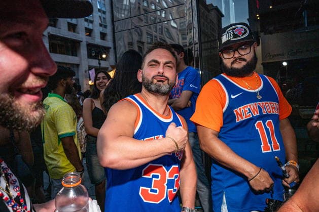 Fans watch Knicks vs Spurs NBA, Basketball Herren, USA finals game in New York City Knicks fans line up to watch Game 5 of the NBA finals between the New York Knicks and the San Antonio Spurs at one of the many watch parties across the city, in New York, New York, USA, 13 June 2026. The Knicks are playing in the NBA Finals for the first time since 1999 and have not won a championship since 1973. NEW YORK NEW YORK UNITED STATES  Copyright: xLAURAxBRETTx
