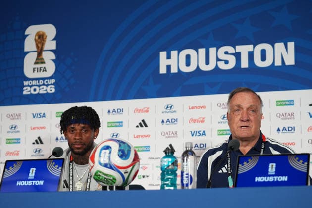 Ahead of Germany v Curacao - FIFA World Cup, WM, Weltmeisterschaft, Fussball 2026 - Group E TEXAS, UNITED STATES - JUNE 13: Head coach Dick Advocaat (R) and Leandro Bacuna of Curacao attend a press conference, PK, Pressekonferenz ahead of 2026 FIFA World Cup First Stage Group E match between Germany and Curacao at Houston Stadium in Texas, United States on June 13, 2026. Hakan Akgun Anadolu Texas United States. Editorial use only. Please get in touch for any other usage.  Copyright: x2026xAnadoluxHakanxAkgunx