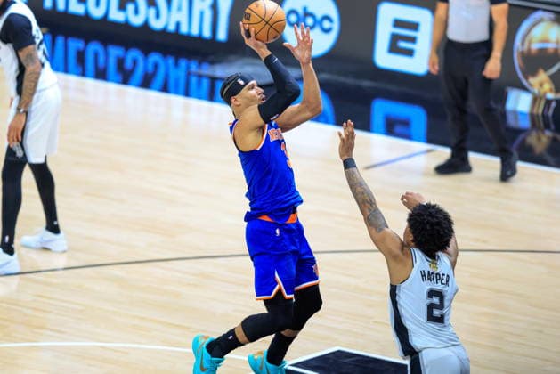 NBA, Basketball Herren, USA Finals Game 5 - New York Knicks at San Antonio Spurs New York Knicks guard Josh Hart (L) takes a shot over San Antonio Spurs guard Dylan Harper (R) during Game 5 of the NBA Finals between the San Antonio Spurs and the New York Knicks in San Antonio, Texas, USA, 13 June 2026. San Antonio United States  Copyright: xADAMxDAVISx