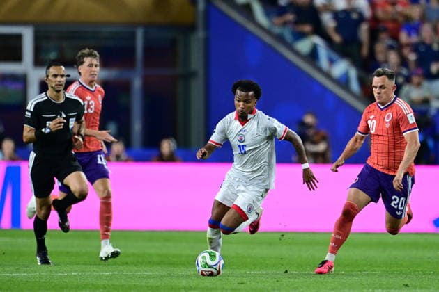 Haiti v Scotland - FIFA World Cup, WM, Weltmeisterschaft, Fussball 2026 - Group C FOXBOROUGH, UNITED STATES - JUNE 13: Ruben Providence of Haiti in action against Lawrence Shankland of Scotland during 2026 FIFA World Cup First Stage Group C match between Haiti and Scotland at Gillette Stadium (Boston Stadium) in Foxborough, Massachusetts, United States on June 13, 2026. Abdulhamid Hosbas Anadolu Massachusetts United States. Editorial use only. Please get in touch for any other usage.  Copyright: x2026xAnadoluxAbdulhamidxHosbasx