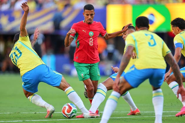 EAST RUTHERFORD, NJ - JUNE 13: Azzedine Ounahi 8 of Morocco tries to split defenders during the first half of the FIFA World Cup, WM, Weltmeisterschaft, Fussball 2026 Group C match between Brazil and Morocco on June 13, 2026 at New York New Jersey Stadium in East Rutherford, New Jersey. (Photo by Rich Graessle Icon Sportswire) SOCCER: JUN 13 FIFA World Cup 26 Group C - Brazil vs Morocco EDITORIAL USE ONLY Icon26061326830