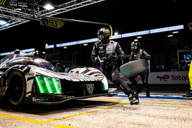 24 HEURES DU MANS 2026 - RACE - SUNDAY Peugeot TotalEnergies mechanic, mecanicien during the 24 Hours of Le Mans 2026, 3rd round of the 2026 FIA World Endurance Championship, on June 14, 2026 on the Circuit des 24 Heures du Mans in Le Mans, France - Le MansFrance  Copyright: xCharlyxLopezx