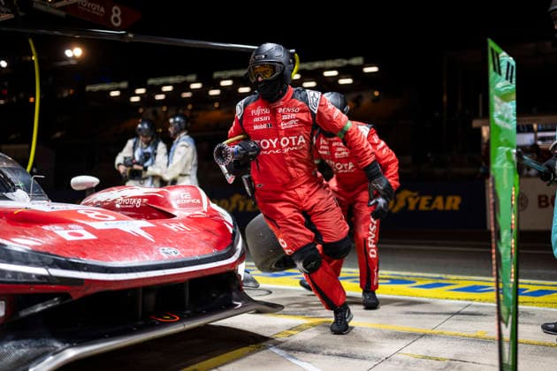 24 HEURES DU MANS 2026 - RACE - SUNDAY 08 BUEMI SÃ bastien (swi), HARTLEY Brendon (nzl), HIRAKAWA Ryo (jpn), Toyota Racing, Toyota TR010 Hybrid 08, Hypercar, pitstop, arrÃªt aux stands, mechanic, mecanicien during the 24 Hours of Le Mans 2026, 3rd round of the 2026 FIA World Endurance Championship, on June 14, 2026 on the Circuit des 24 Heures du Mans in Le Mans, France - Le MansFrance  Copyright: xCharlyxLopezx
