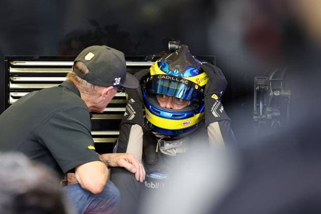 Vater Patrick Bourdais (FRA) tröstet Sebastian Bourdias (FRA) Cadillac V-Series.R 12 der mit Helm auf enttäuscht auf dem Boden nach einem Stop auf Grund eines technischen Defektes in der Box sitzt, 24 Stundens von Le Mans, Frankreich, WEC Langstrecken- Weltmeisterschaft, 14.06.2026, Problem beim bis dahin Führenden Rennfahrzeug