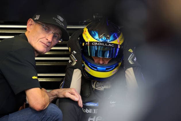 Vater Patrick Bourdais (FRA) tröstet den entäuschten am Boden sitzenden Sebastian Bourdias (FRA) Cadillac V-Series.R 12, mit Helm auf nach einem Stop auf Grund eines technischen Defektes in der Box, 24 Stundens von Le Mans, Frankreich, WEC Langstrecken- Weltmeisterschaft, 14.06.2026, Problem beim bis dahin Führenden Rennfahrzeug