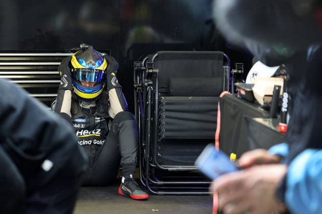 Sebastian Bourdias (FRA) Cadillac V-Series.R 12 sitzt mit Helm auf enttäuscht auf dem Boden nach einem Stop auf Grund eines technischen Defektes in der Box, 24 Stundens von Le Mans, Frankreich, WEC Langstrecken- Weltmeisterschaft, 14.06.2026, Problem beim bis dahin Führenden Rennfahrzeug