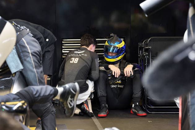 Jack Aitken (GBR) kauert neben dem enttäuscht mit Helm auf am Boden sitzenden Sebastian Bourdias (FRA) Cadillac V-Series.R 12 nach einem Stop auf Grund eines technischen Defektes. Box, 24 Stundens von Le Mans, Frankreich, WEC Langstrecken- Weltmeisterschaft, 14.06.2026, Problem beim bis dahin Führenden Rennfahrzeug,