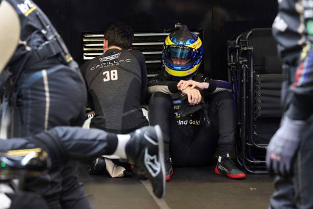 Jack Aitken (GBR) kauert, Sebastian Bourdias (FRA) Cadillac V-Series.R 12 sitzt mit Helm auf enttäuscht auf dem Boden nach einem Stop auf Grund eines technischen Defektes in der Box, 24 Stundens von Le Mans, Frankreich, WEC Langstrecken- Weltmeisterschaft, 14.06.2026, Problem beim bis dahin Führenden Rennfahrzeug, Teammitglieder versuchen das Problem zu beheben