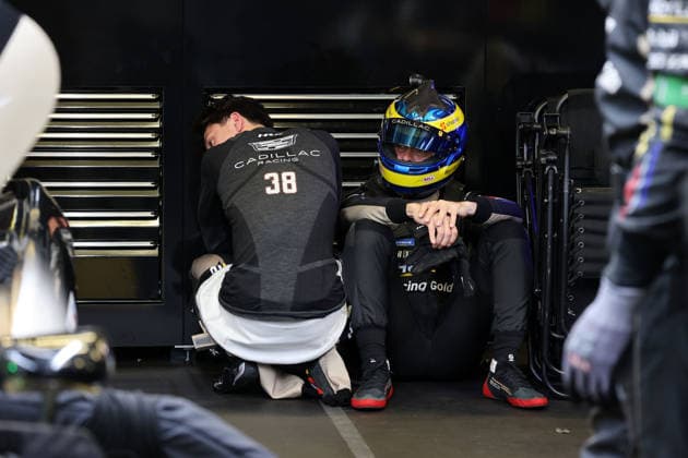 Jack Aitken (GBR) kauert, Sebastian Bourdias (FRA) Cadillac V-Series.R 12 sitzt mit Helm auf enttäuscht auf dem Boden nach einem Stop auf Grund eines technischen Defektes in der Box, 24 Stundens von Le Mans, Frankreich, WEC Langstrecken- Weltmeisterschaft, 14.06.2026, Problem beim bis dahin Führenden Rennfahrzeug