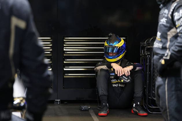 Sebastian Bourdias (FRA) Cadillac V-Series.R 12 sitzt mit Helm auf enttäuscht auf dem Boden nach einem Stop auf Grund eines technischen Defektes in der Box, 24 Stundens von Le Mans, Frankreich, WEC Langstrecken- Weltmeisterschaft, 14.06.2026, Problem beim bis dahin Führenden Rennfahrzeug