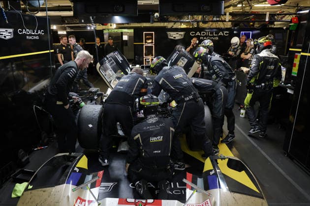 Viel Teammitglieder arbeiten am Cadillac V-Series.R 12 Sebastian Bourdias (FRA) Jack Aitken (GBR) Earl Bamber (NZL) wegen eines Stop auf Grund eines technischen Defecktes in der Box, 24 Stundens von Le Mans, Frankreich, WEC Langstrecken- Weltmeisterschaft, 14.06.2026, Fehleranalyse,