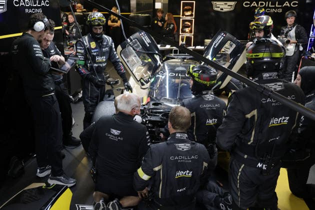 Viel Teammitglieder arbeiten am Cadillac V-Series.R 12 Sebastian Bourdias (FRA) Jack Aitken (GBR) Earl Bamber (NZL) wegen eines Stop auf Grund eines technischen Defecktes in der Box, 24 Stundens von Le Mans, Frankreich, WEC Langstrecken- Weltmeisterschaft, 14.06.2026, Fehleranalyse,